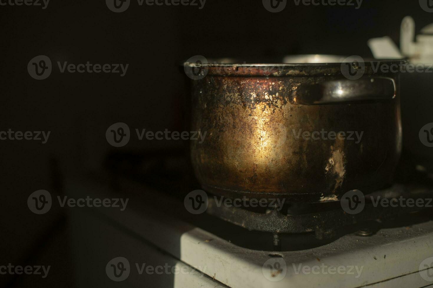 roestig pot in keuken. oud borden. keuken details. foto