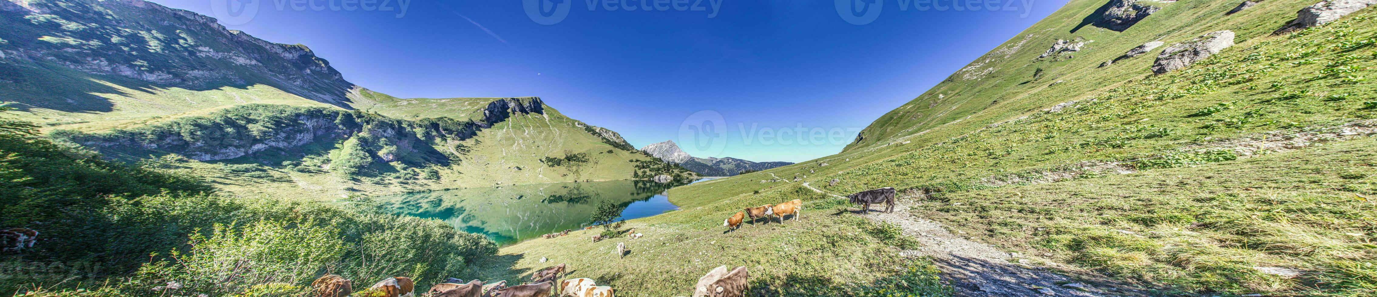 panoramisch visie over- de bergen Aan de drie meren route in de tannheimer vallei n zomer foto