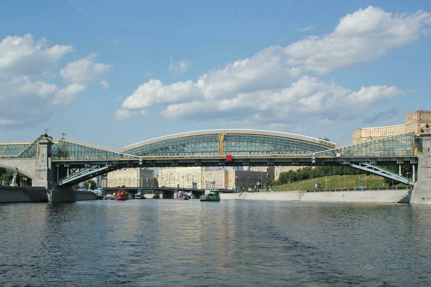 andreevskiy andreevsky brug aan de overkant de Moskou rivier- Bij zomer dag. boog van pushkinskiy pushkinsky voetganger brug. Moskou, Rusland - juni 22, 2023 foto
