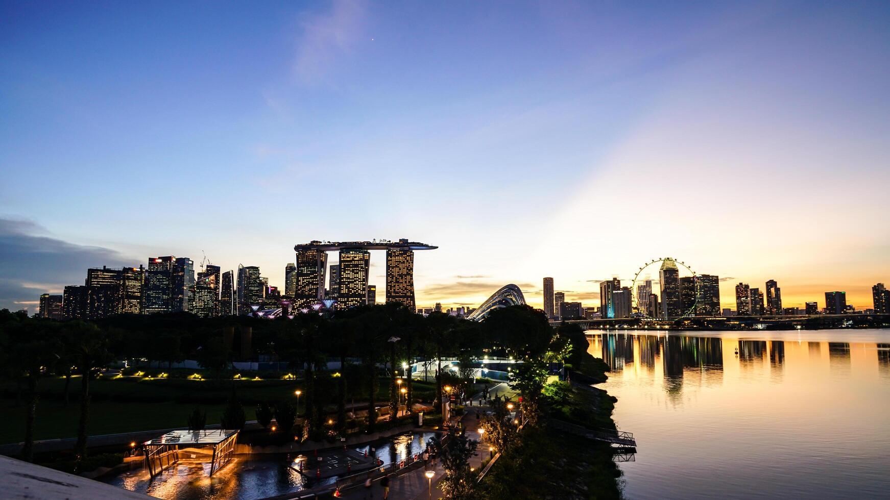 jachthaven baai zand is een groot geïntegreerde toevlucht. gelegen Bij jachthaven baai Singapore het is de meest duur casino gebouw in de wereld. foto