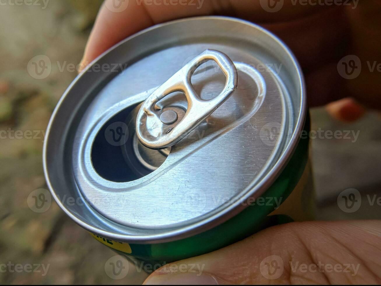 detailopname van mannetje hand- Holding ingeblikt drinken foto