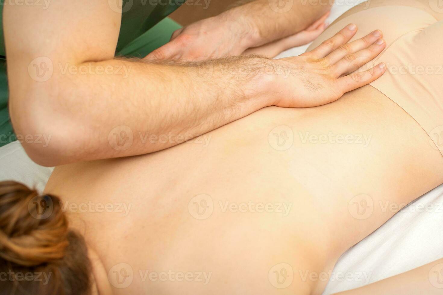 wit vrouw ontvangen terug massage door de hand- van een masseur in spa. foto