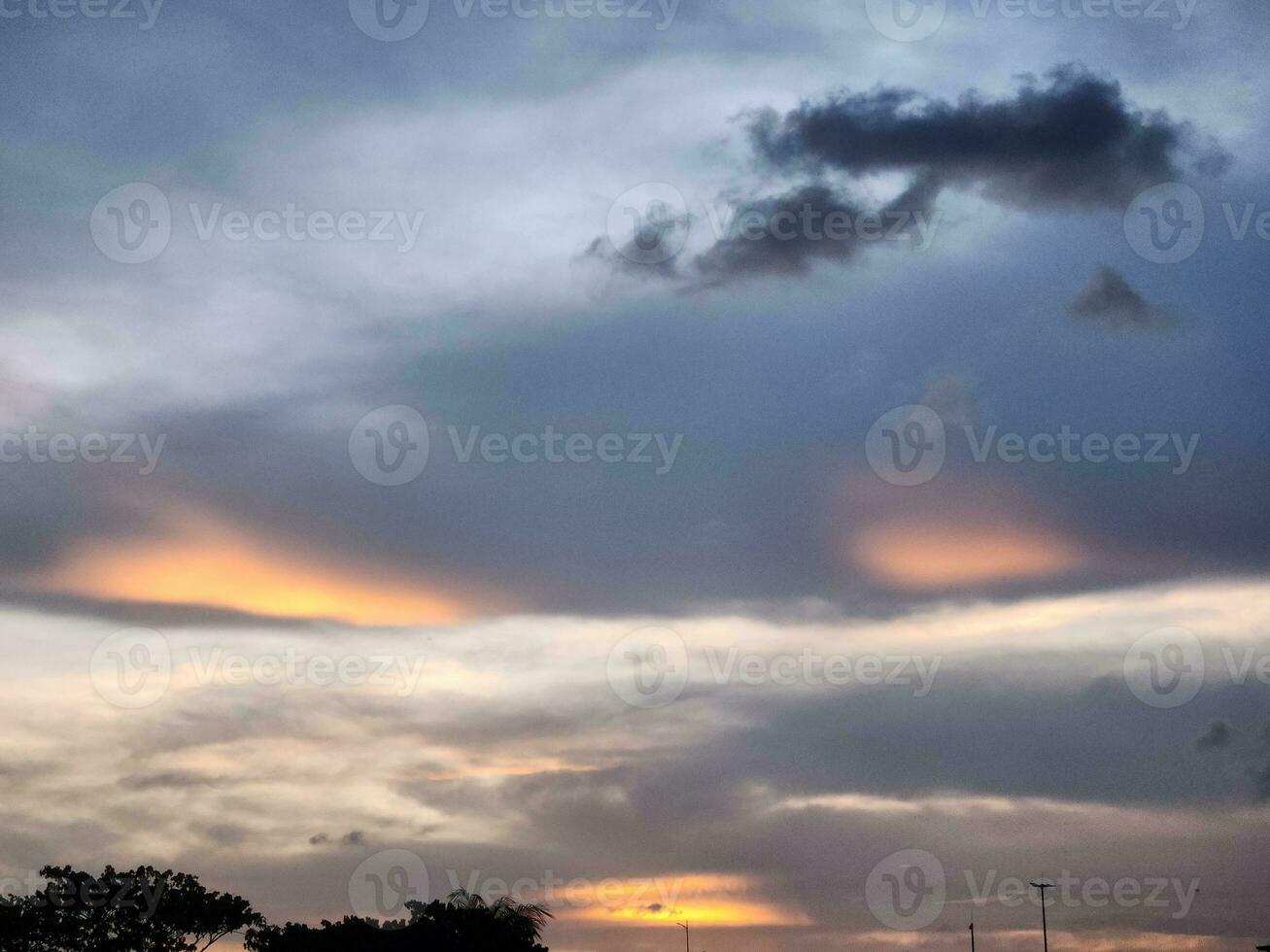 zonlicht met bewolkt blauw lucht mooi tafereel foto