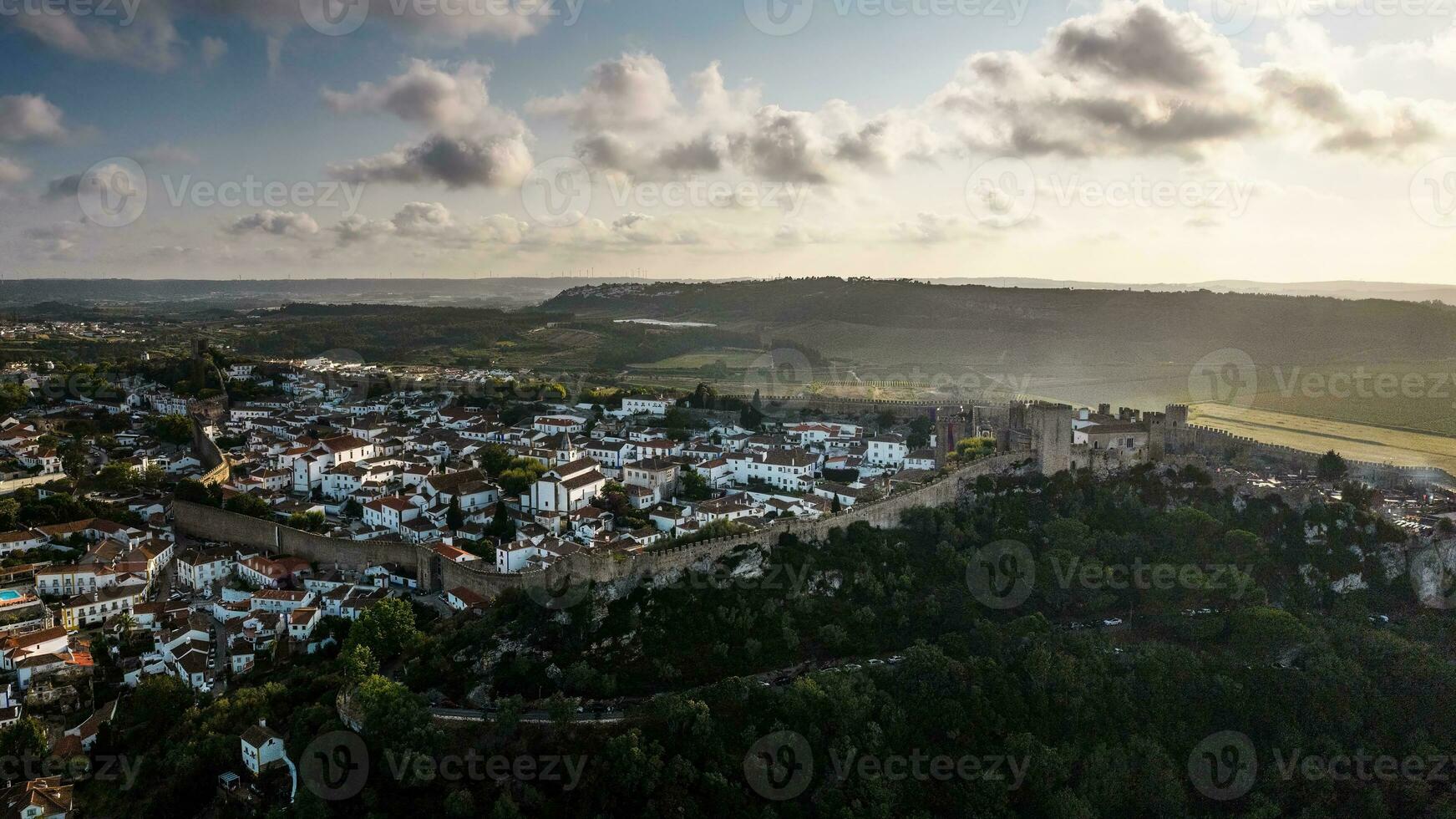 antenne dar visie van de historisch omringt door een muur stad- van obidos Bij zonsondergang, Portugal foto