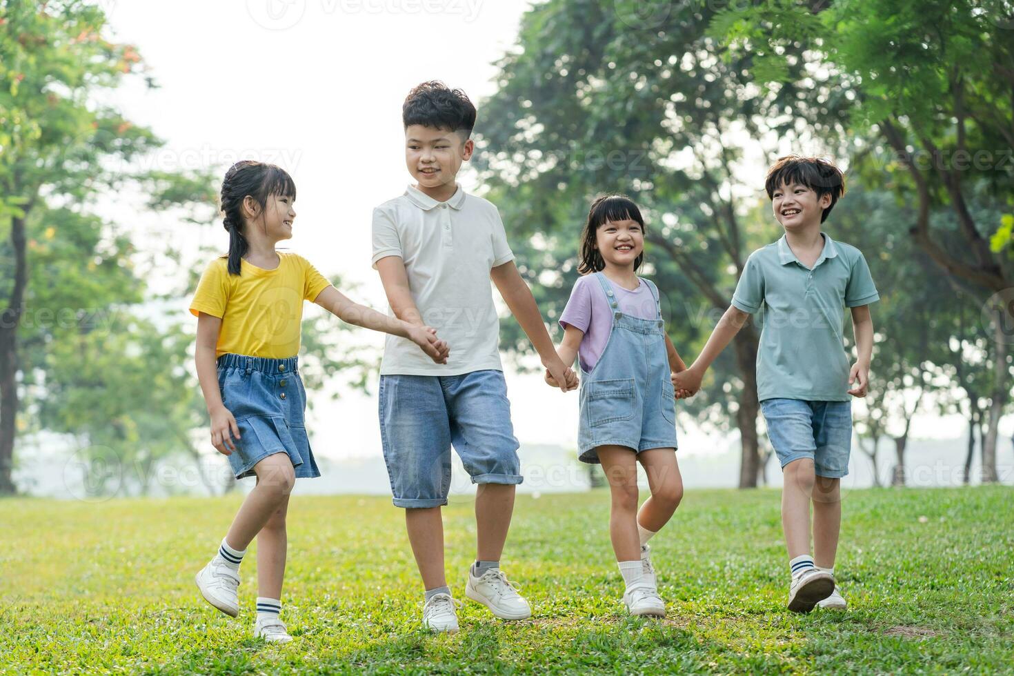 groep beeld van Aziatisch kinderen hebben pret in de park foto