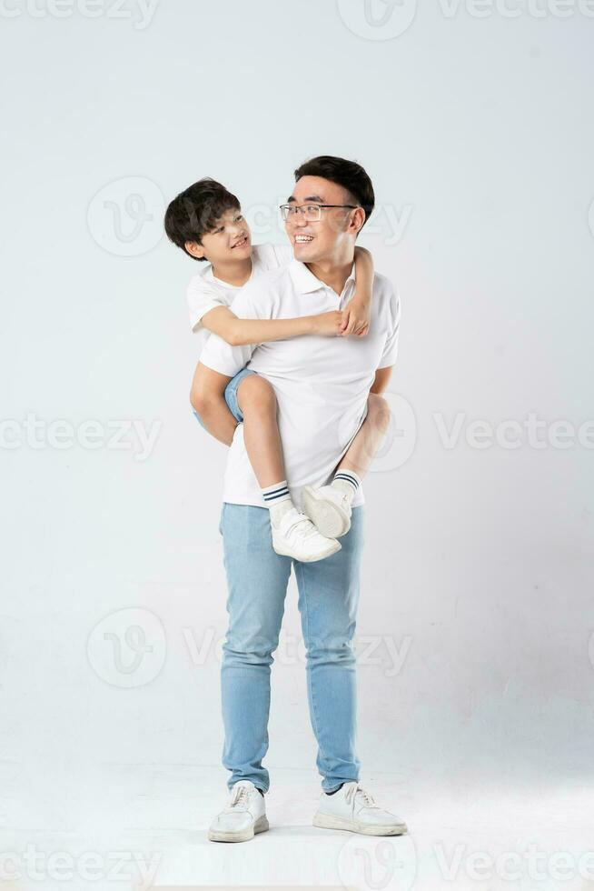 vader en zoon beeld Aan een wit achtergrond foto