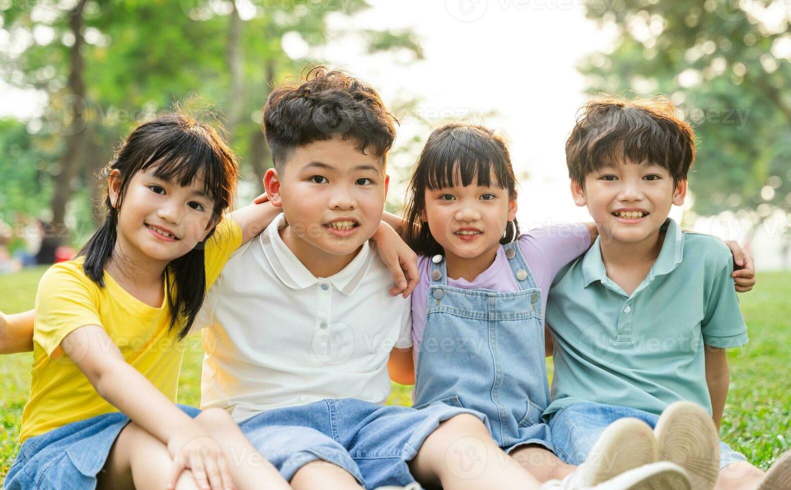 groep van schattig Aziatisch kinderen hebben pret in de park foto