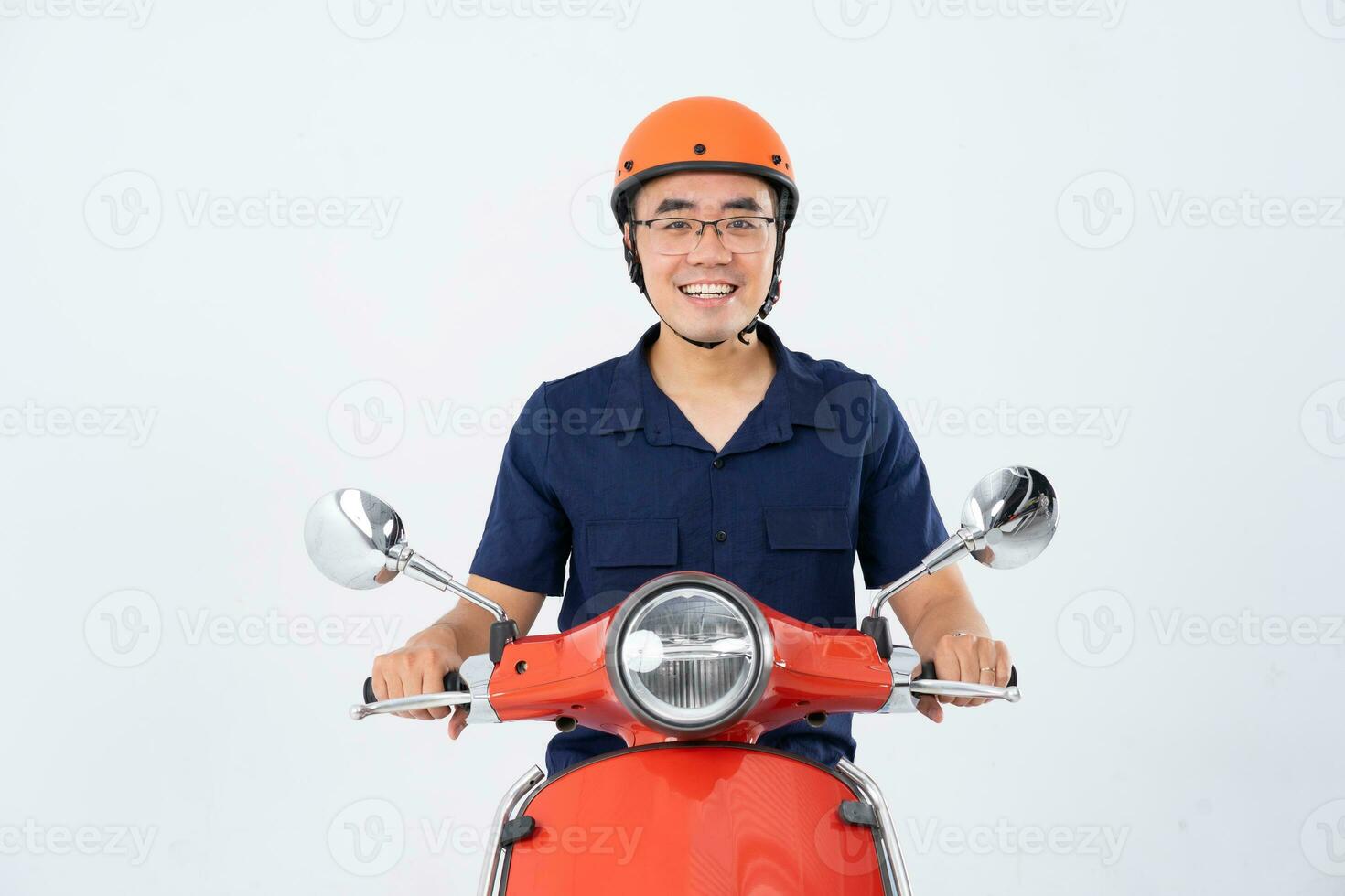 een Mens vervelend een helm en het rijden een motorfiets foto