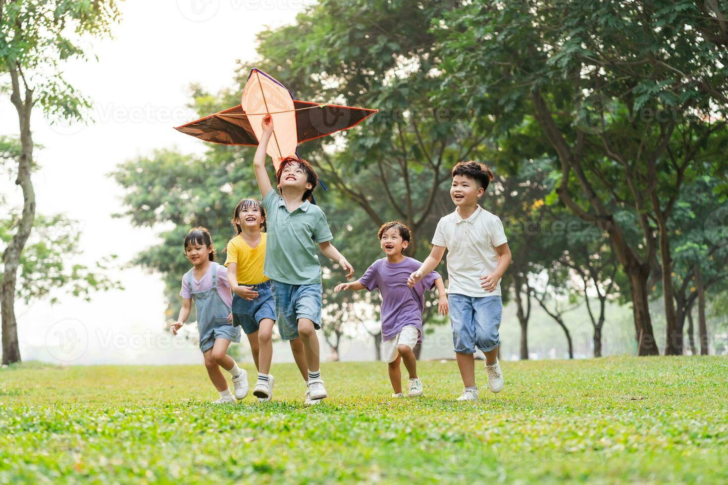 groep beeld van schattig Aziatisch kinderen spelen in de park foto