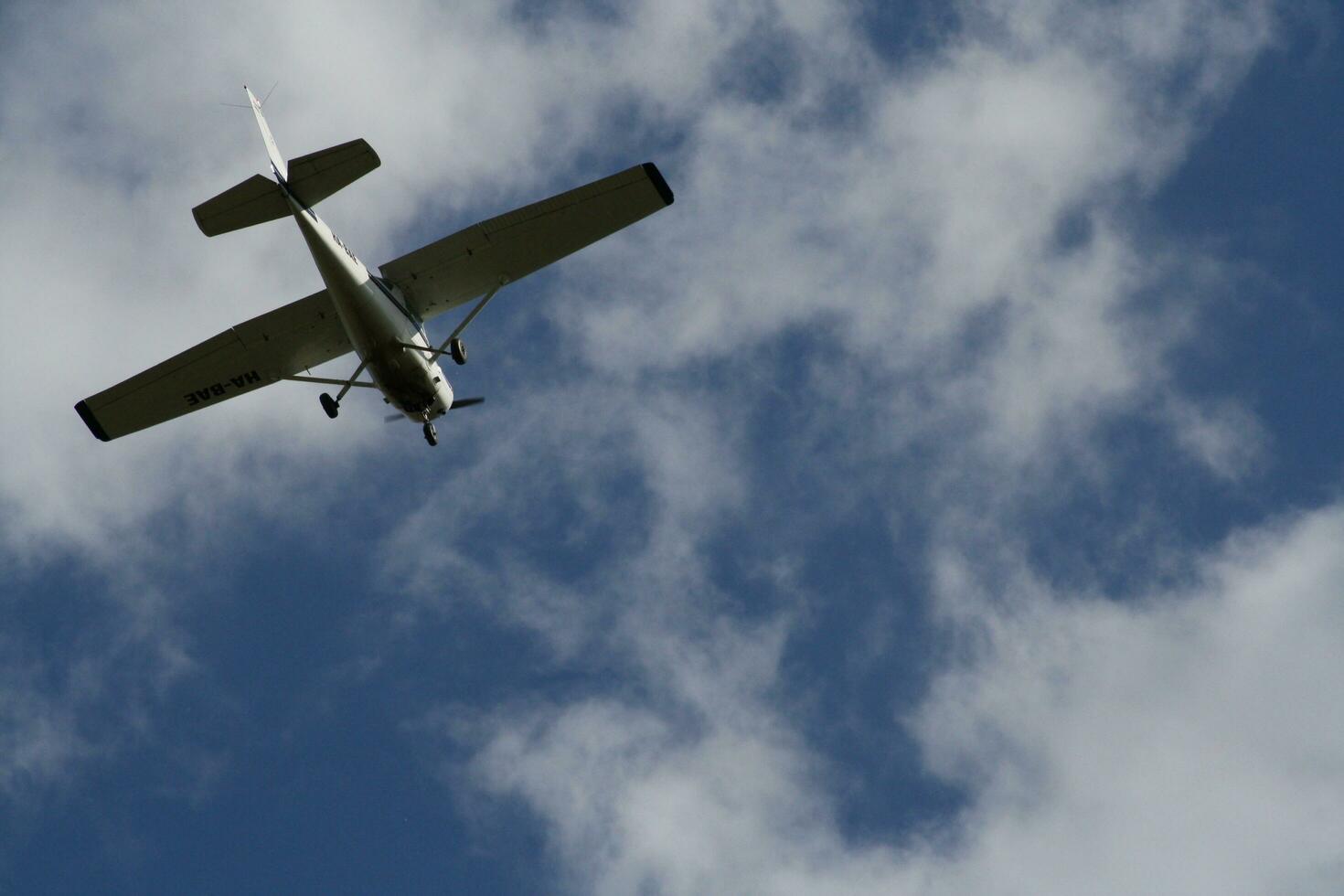 een vlak vliegend door een bewolkt blauw lucht foto