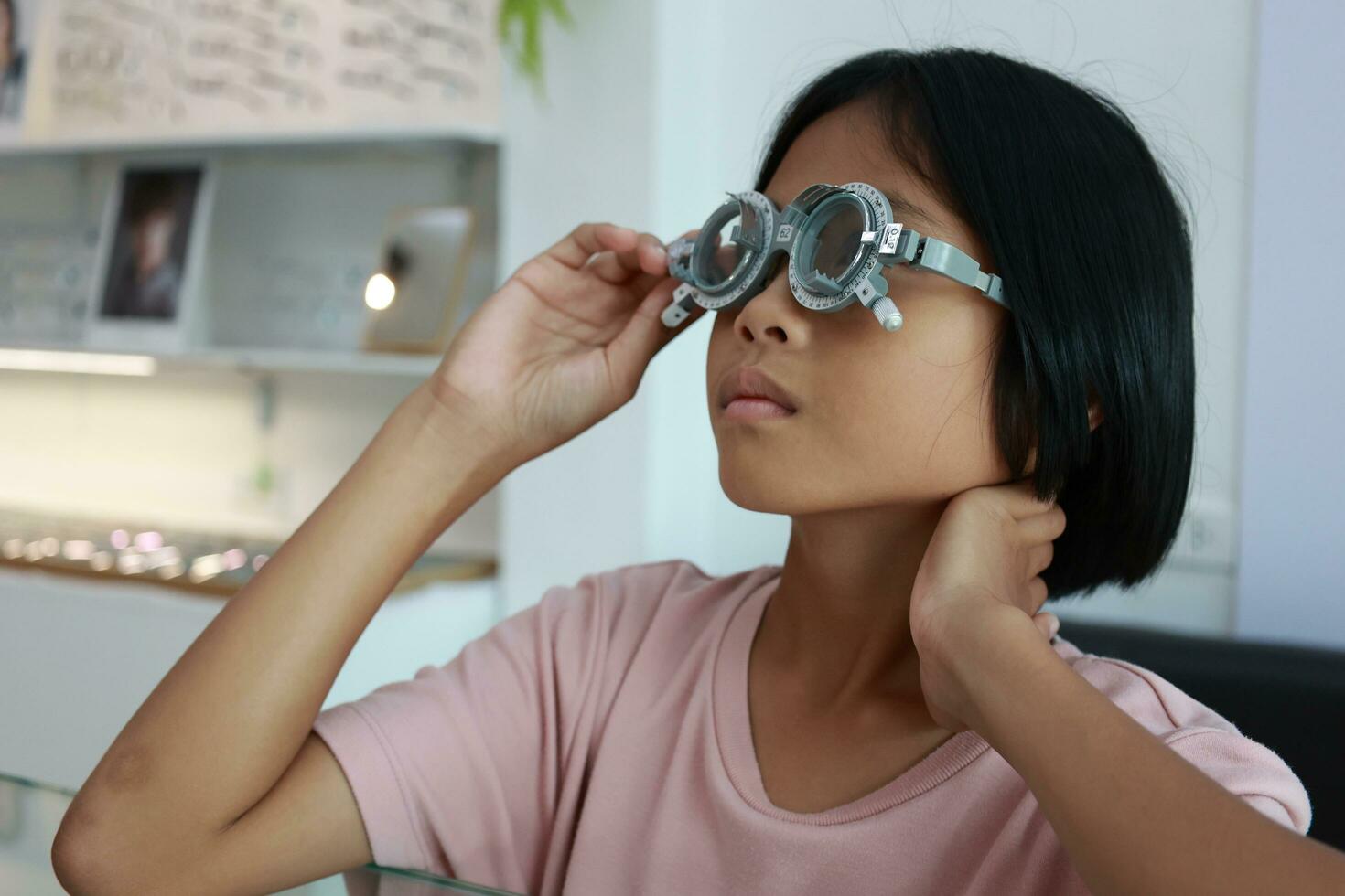 oog zorg, kind vervelend bril in de optisch op te slaan, kind oog testen, kinderen oog controleren, oog examen, kind oog testen, foto