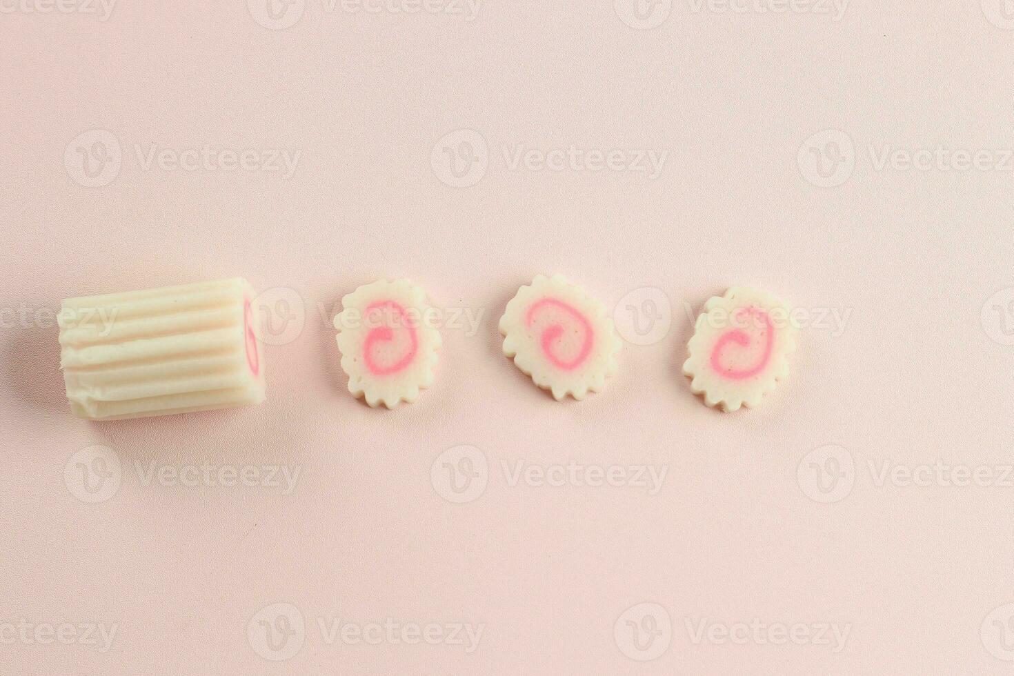 kamaboko narutomaki gestoomd vis taart Aan roze tafel foto