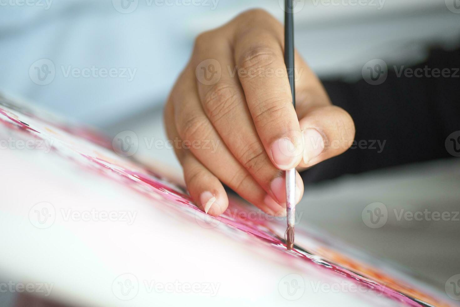 Dames hand- Holding borstel met verf foto