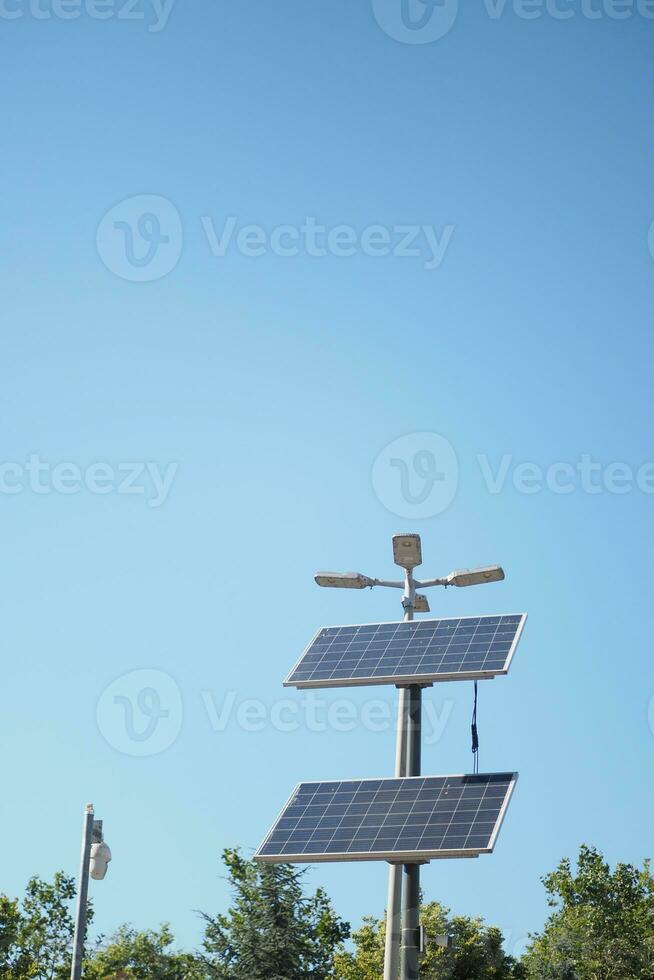 zonne- paneel Aan een achtergrond van blauw lucht foto