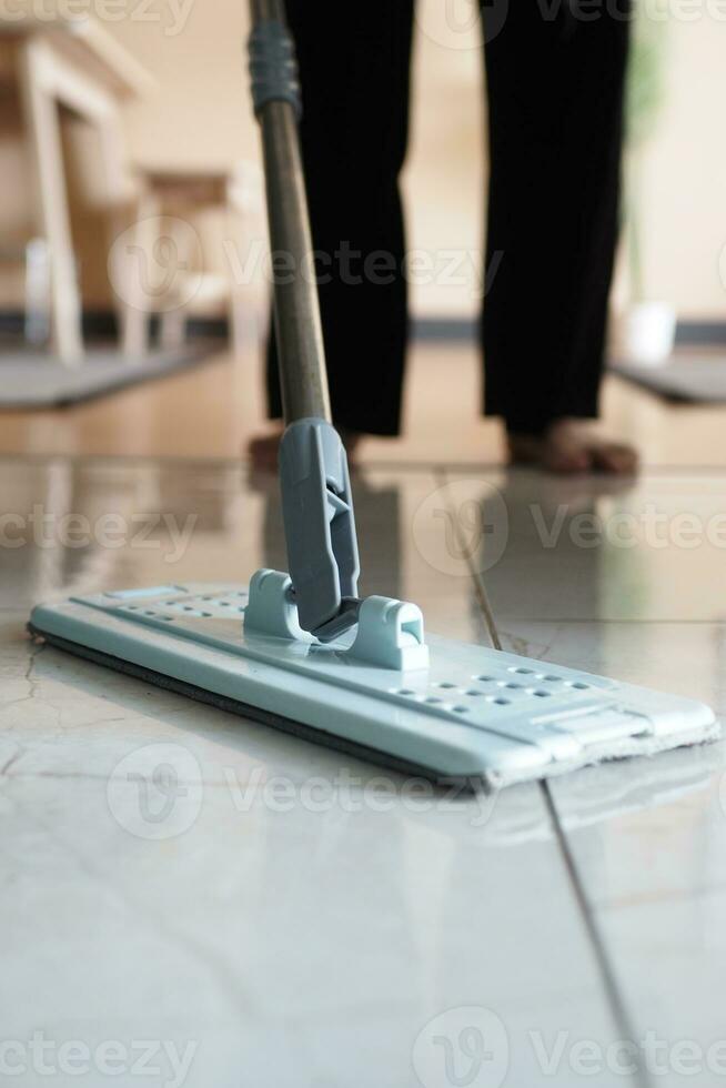 tegelvloer schoonmaken met mop foto