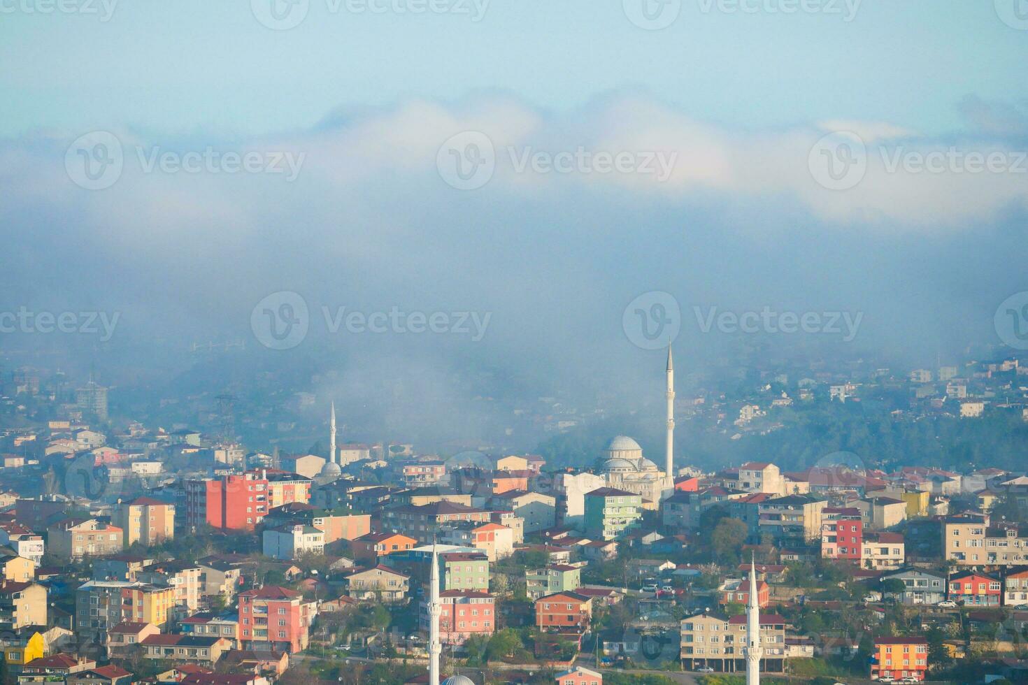 bijzonder vroeg ochtend- winter mist bovenstaand de Istanbul stad horizon een foto