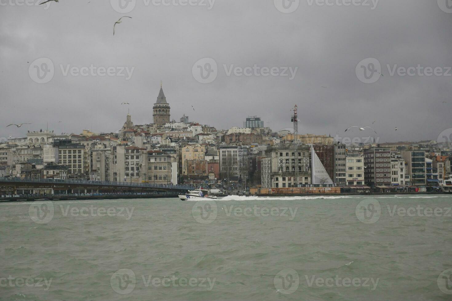 Istanbul, kalkoen 12 januari 2023, veerboot zeil Aan de Bosporus rivier- foto