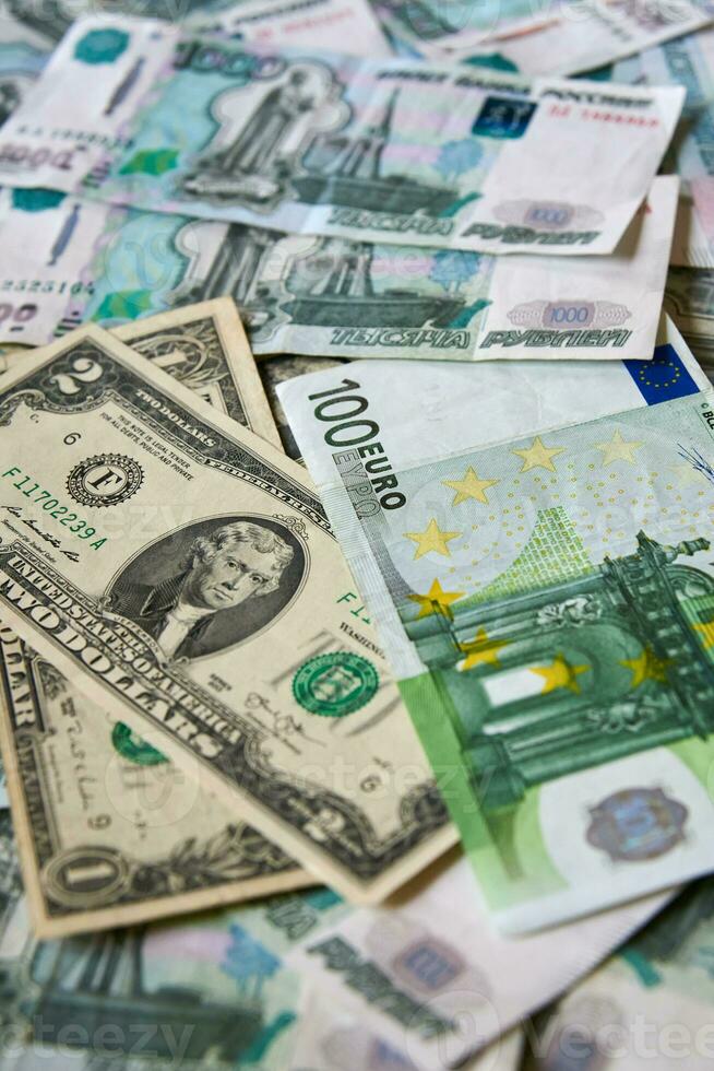 achtergrond van papier rekeningen dollar, euro en roebels. valuta uitwisseling tarief foto