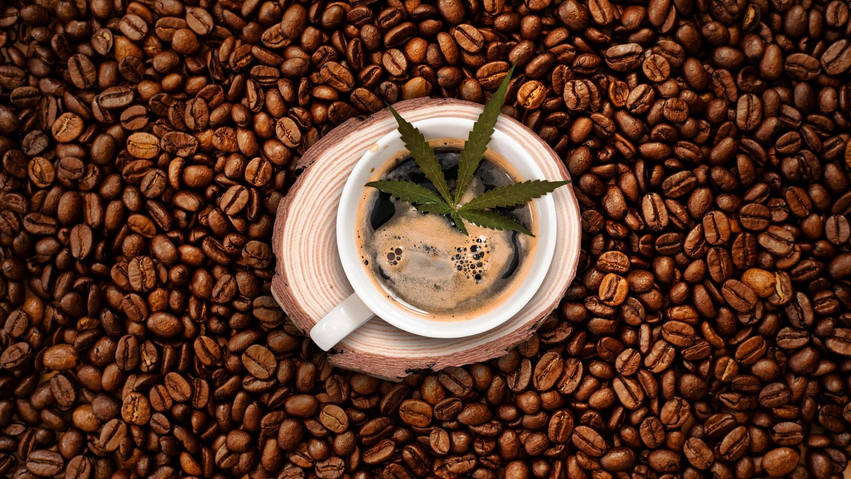 cannabiskoffie met koffiebonen op tafel op tafel foto