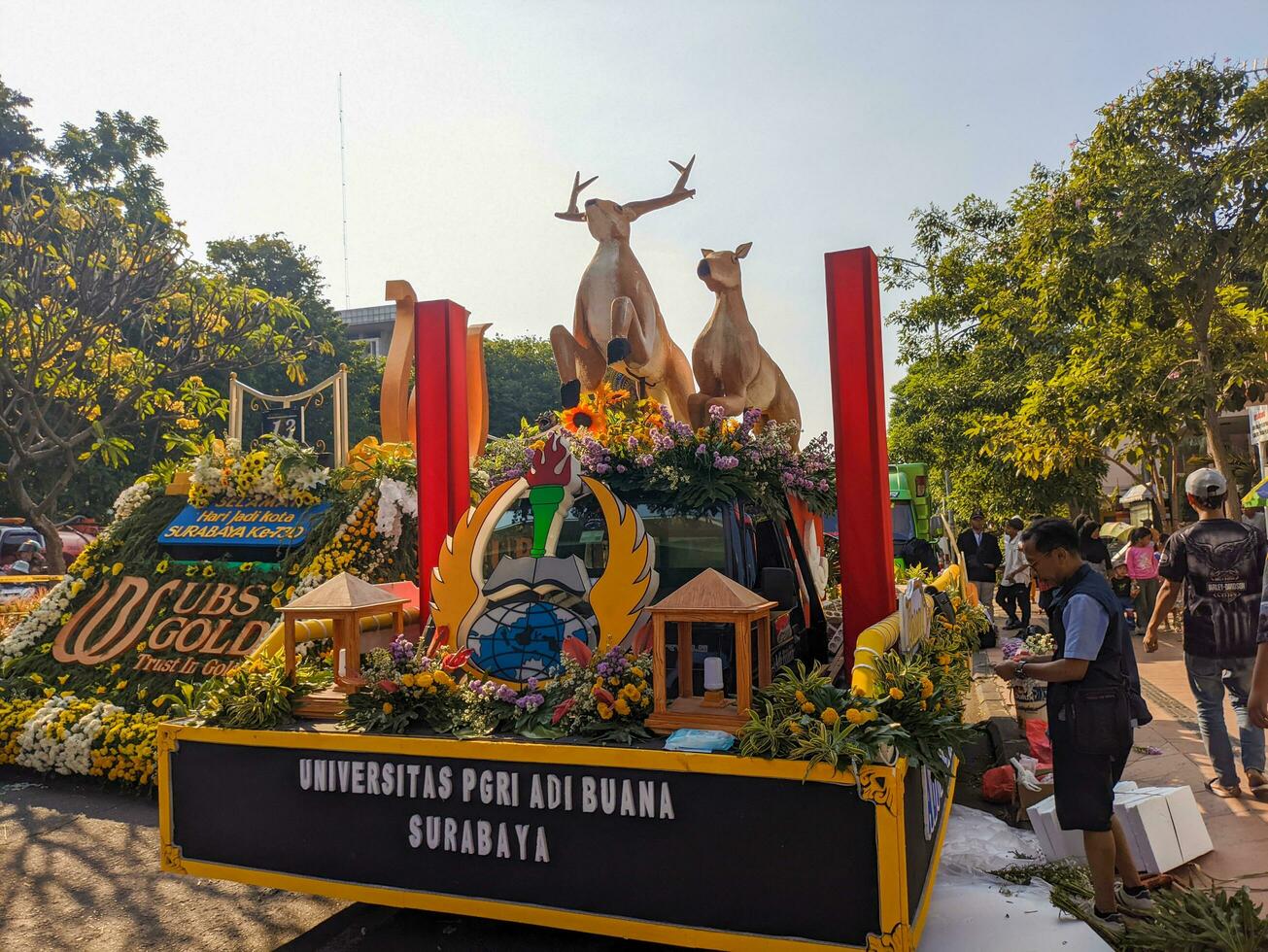 een optocht voertuig in viering van de 730e verjaardag van Soerabaja. soera, Indonesië - kunnen, 2023 foto