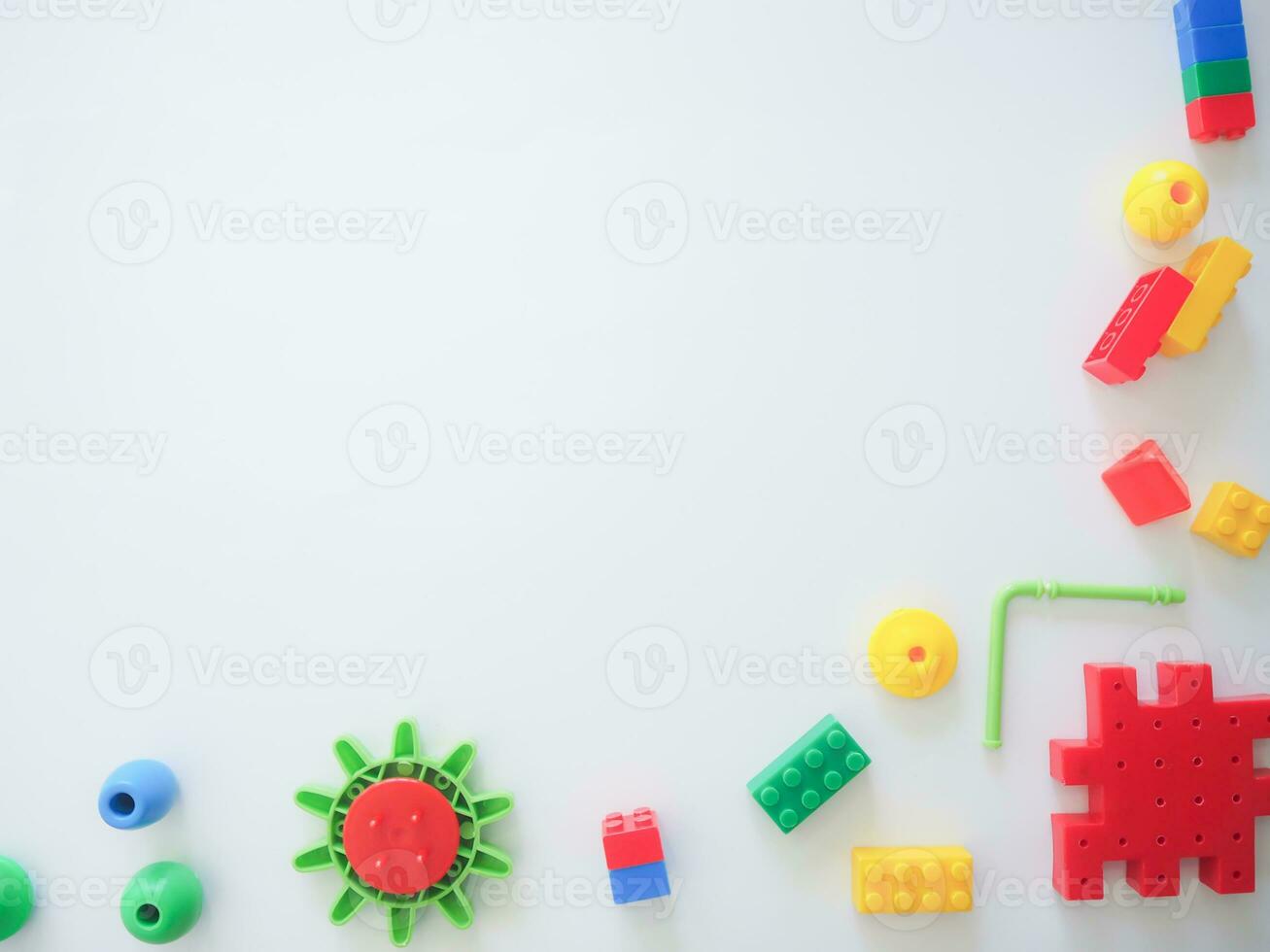 baby kinderen speelgoed kader Aan achtergrond, speelgoed- veel kleurrijk leerzaam houten. Speel, top visie, uitvoerend functie, kind, vaardigheid, opleiding, intelligentie- quotiënt, emotioneel quotiënt, jeugd, ontwikkeling foto