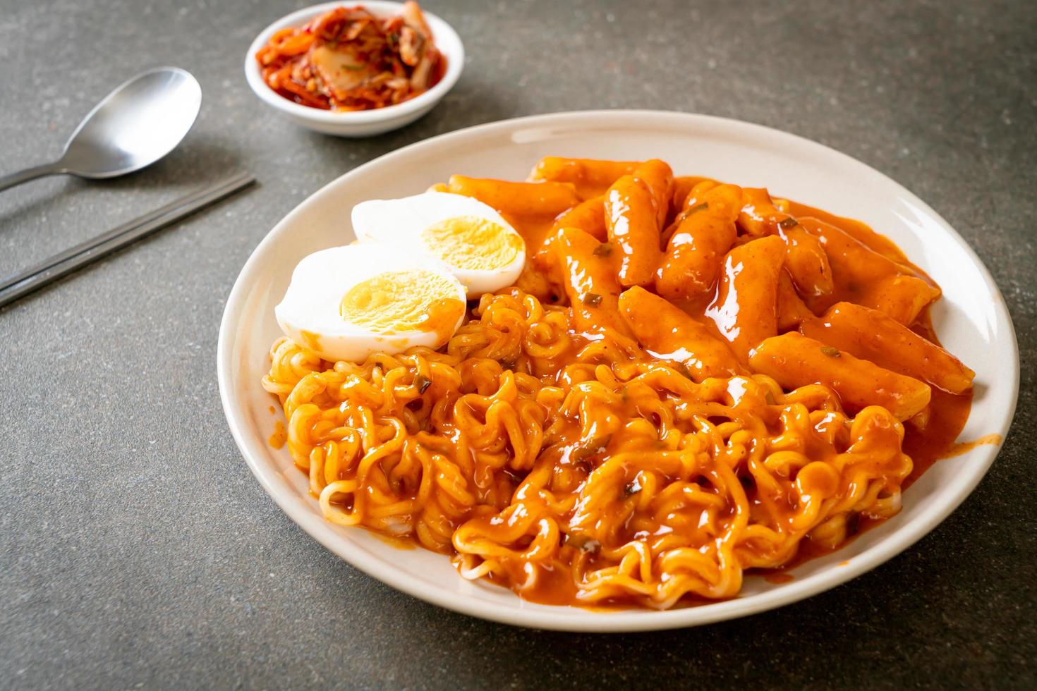 rabokki of ramen of Koreaanse instant noedels en tteokbokki in pittige Koreaanse saus foto