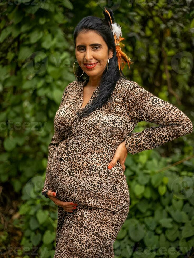 zwanger vrouw poseren in natuur foto