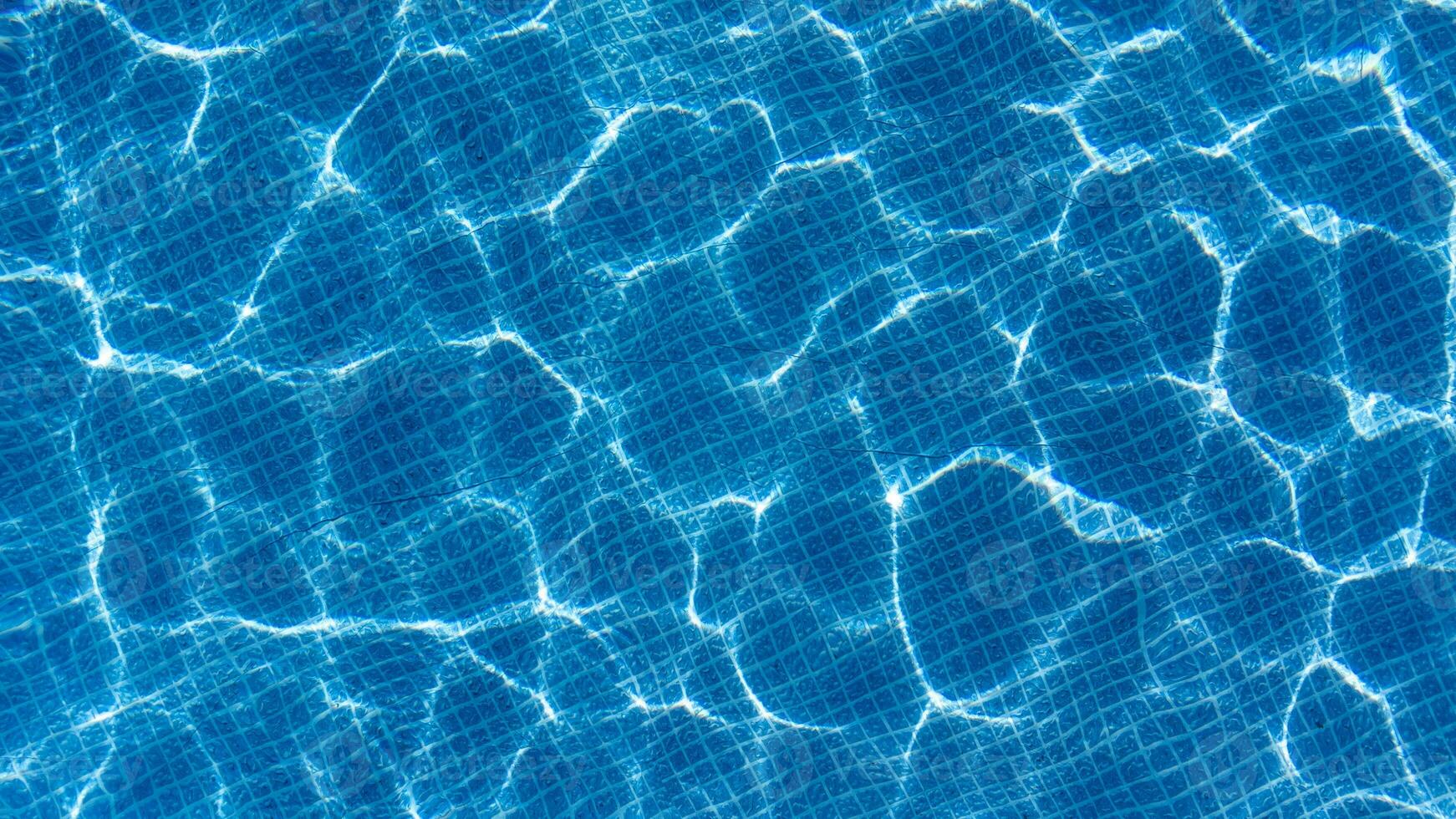 kristal water. zwemmen zwembad thema. water oppervlakte in water zwembad. zwemmen in de zwembad Aan zomer vakantie. foto
