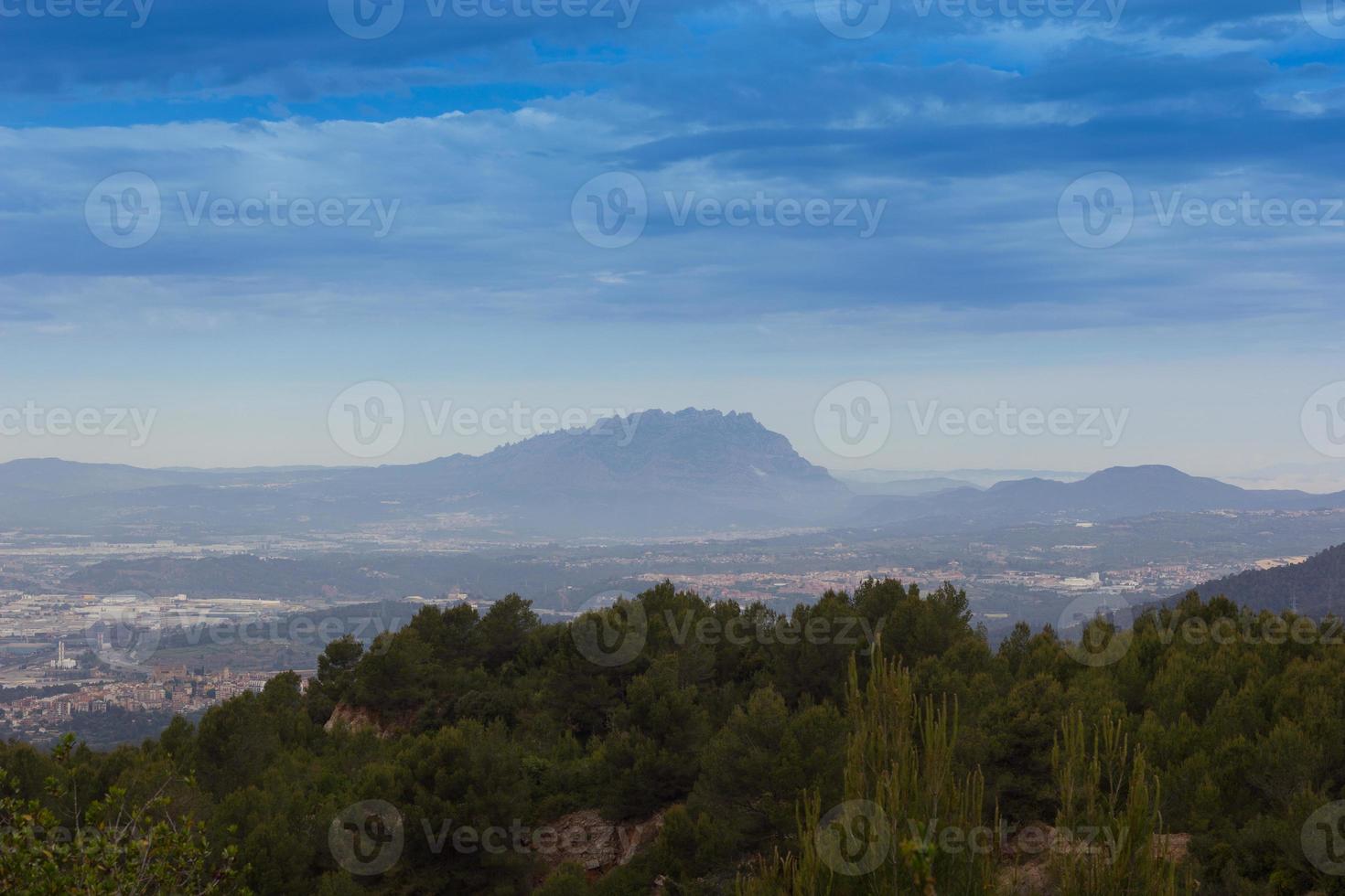 algemeen beeld van de berg van montserrat foto