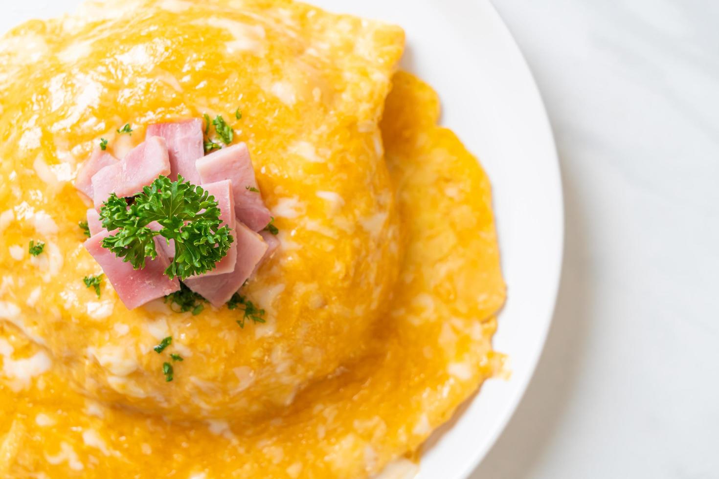 romige omelet met ham op rijst foto