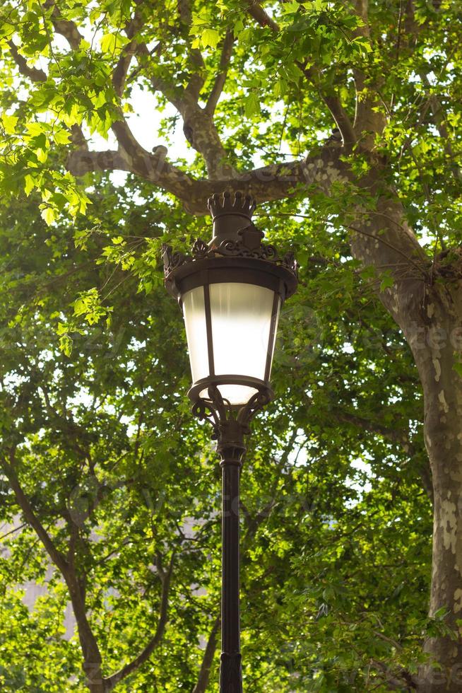 detail van traditionele straatlantaarn gelegen in gracia street, barcelona, spanje. foto