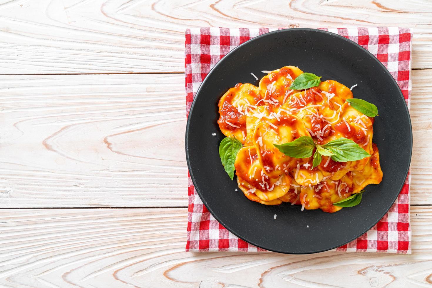 ravioli met tomatensaus en basilicum foto