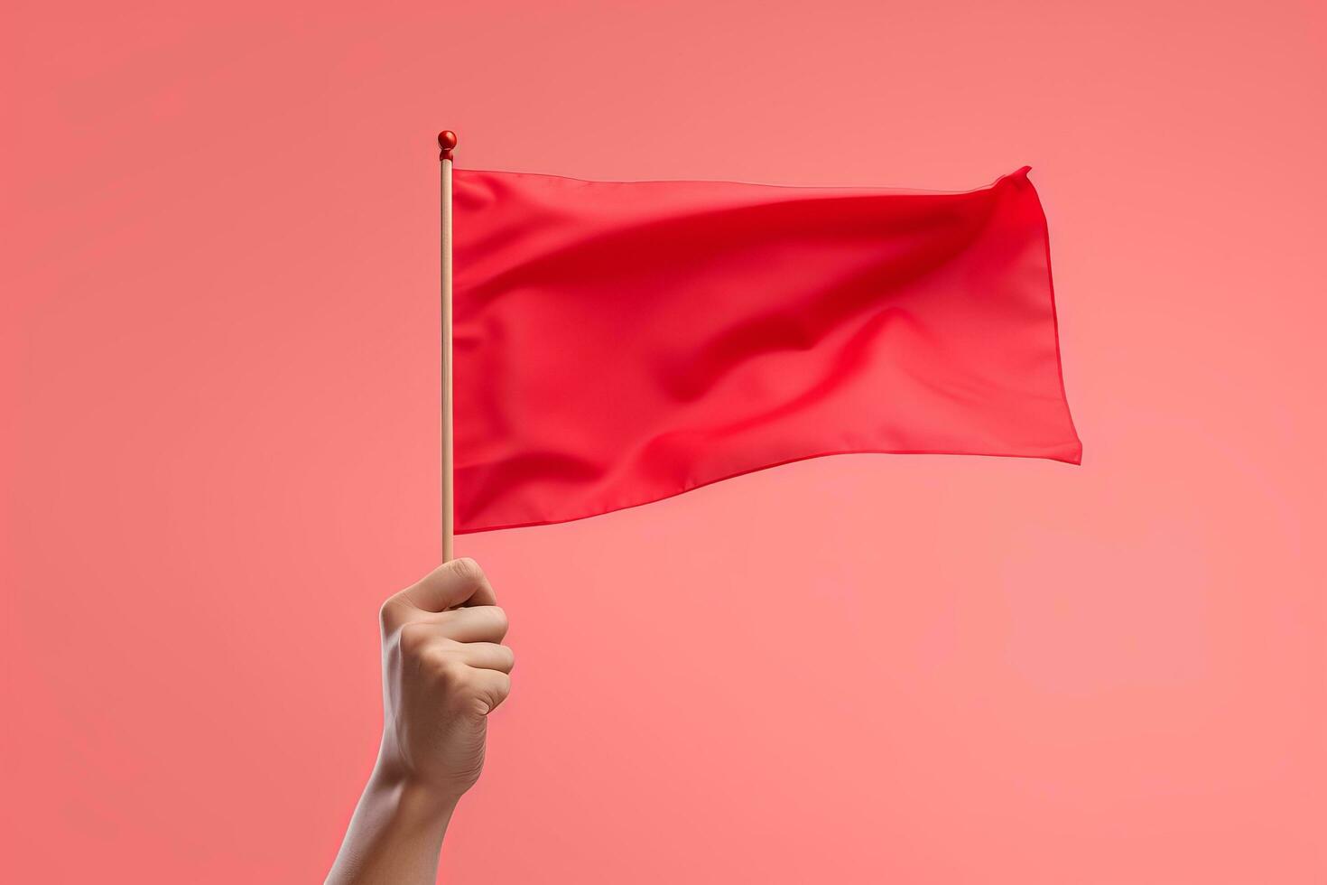 hand- Holding rood vlag tegen blauw lucht foto