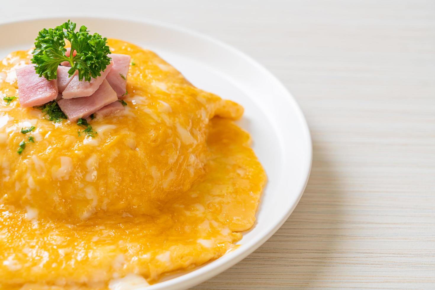 romige omelet met ham op rijst foto