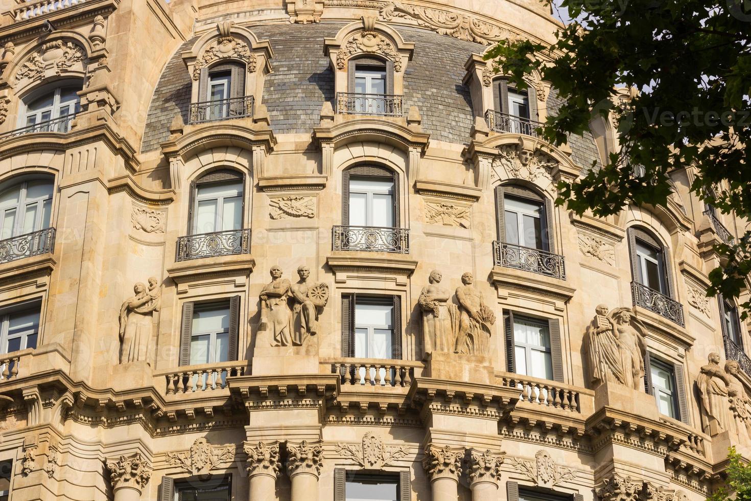 gebouw en ramen in het centrum van barcelona foto