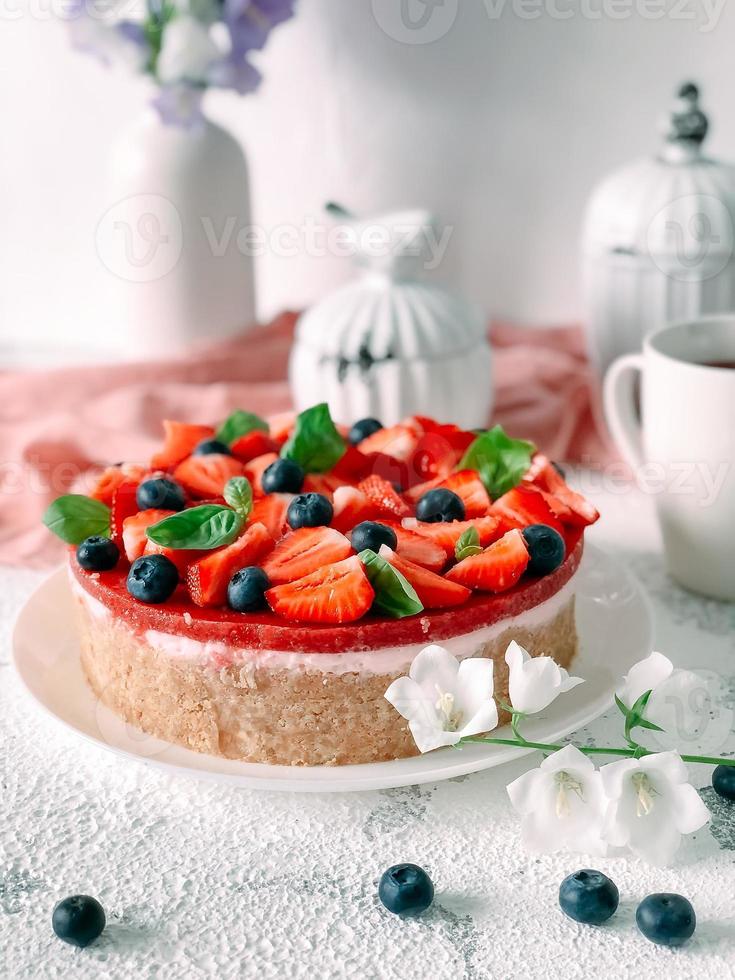 yoghurtcake met aardbeien, bosbessen en munt. foto