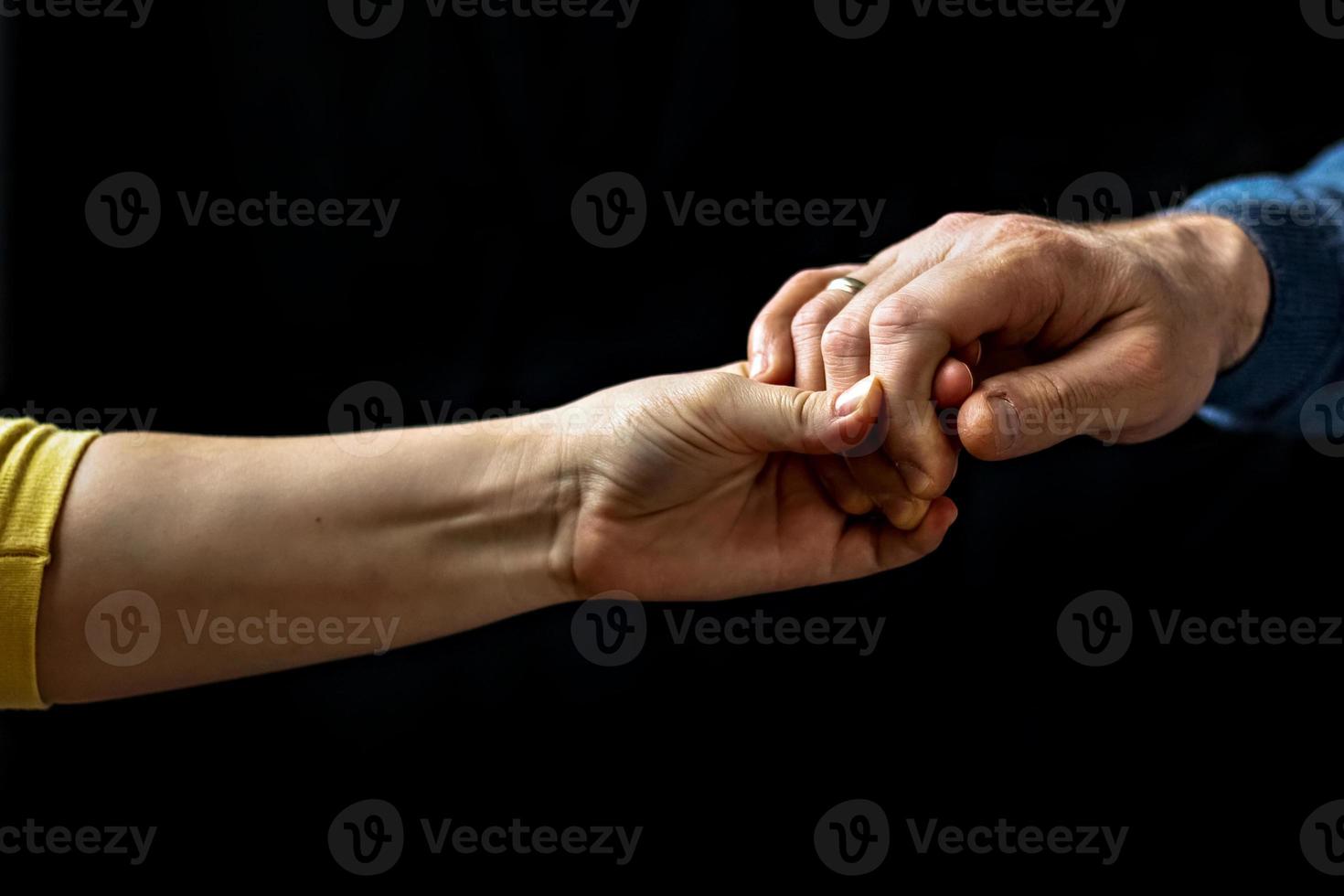 jong stel hand in hand met liefde en zorg, man en vrouw zijn teder dicht bij elkaar en tonen steun en begrip foto