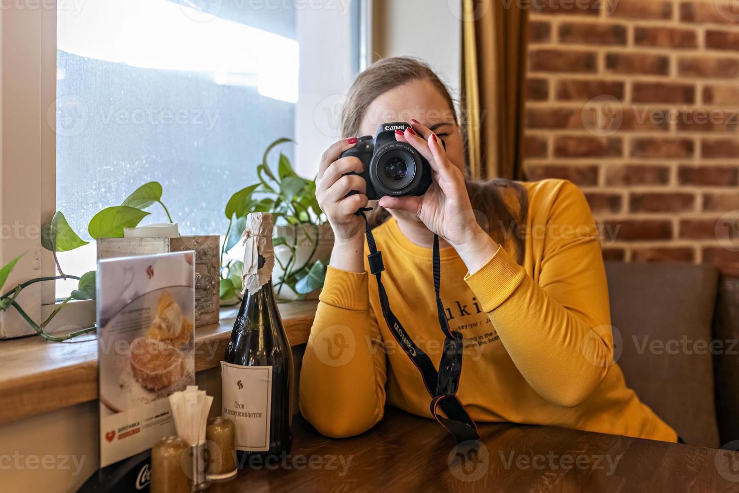 close-up vrouw met een camera in haar handen die foto's maakt foto