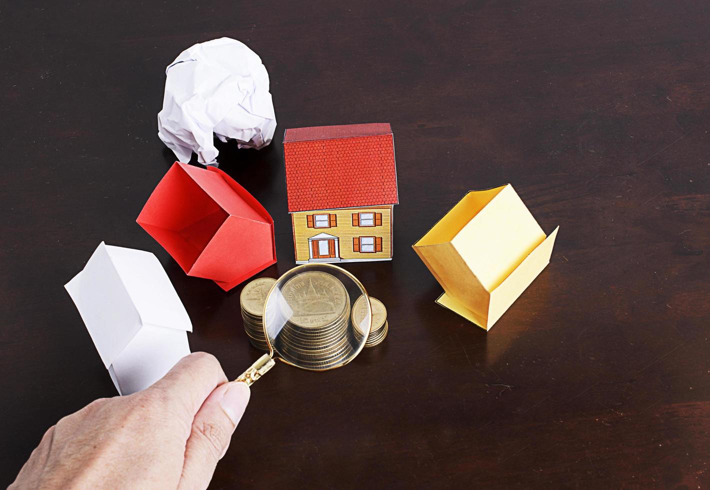 hypothecaire leningen concept met papieren huis en munten stapel foto