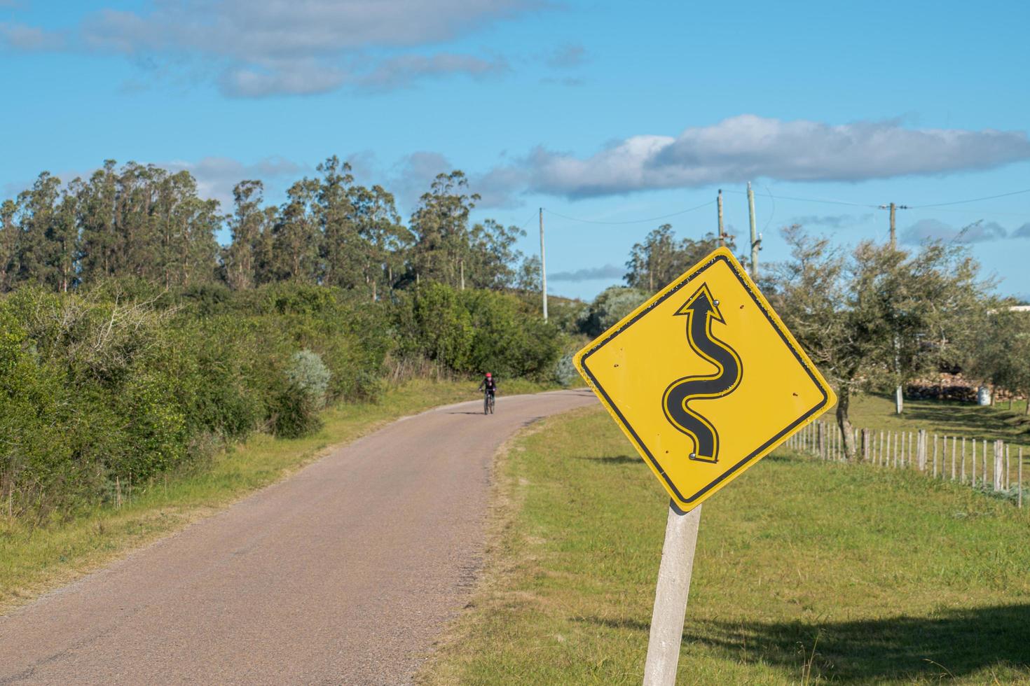 zeer gebogen verkeersbord foto