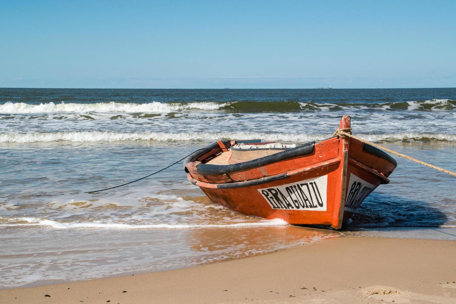 een boot op het strand foto
