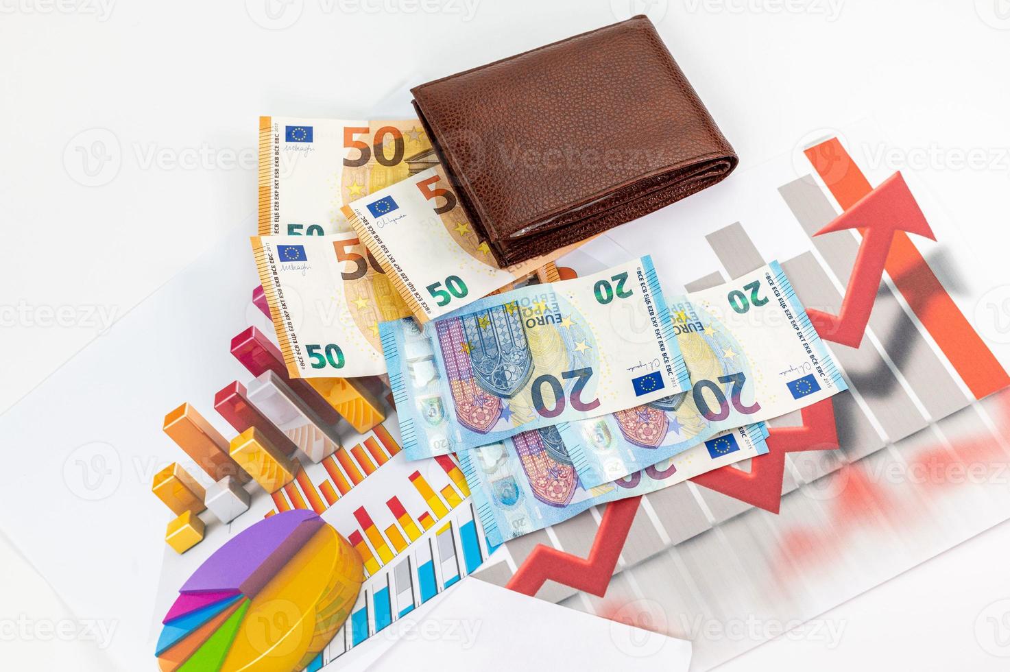 20 en 50 eurobankbiljetten met grafieken en portefeuilles foto