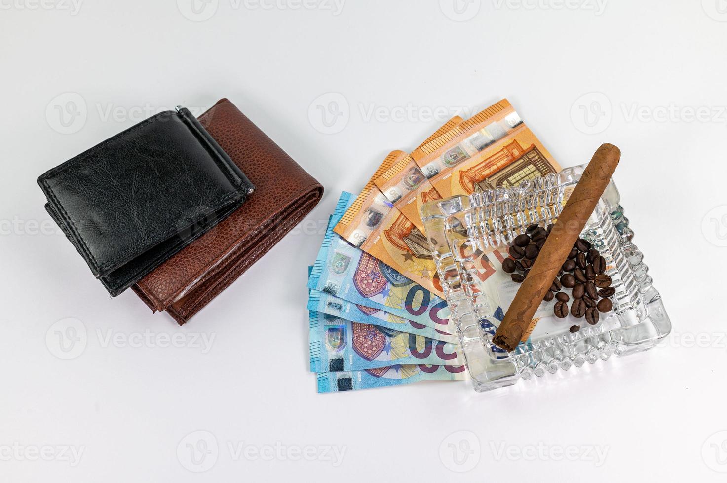 20 en 50 euro bankbiljetten en portemonnee en sigaar foto