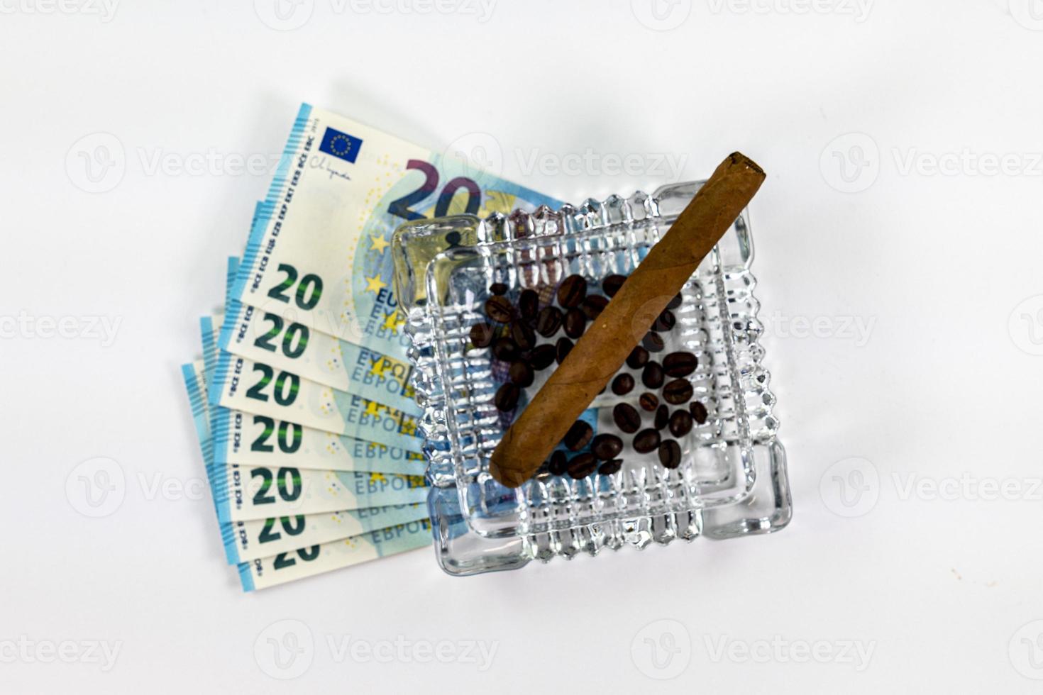van 20 eurobankbiljetten met asbak en sigaar foto