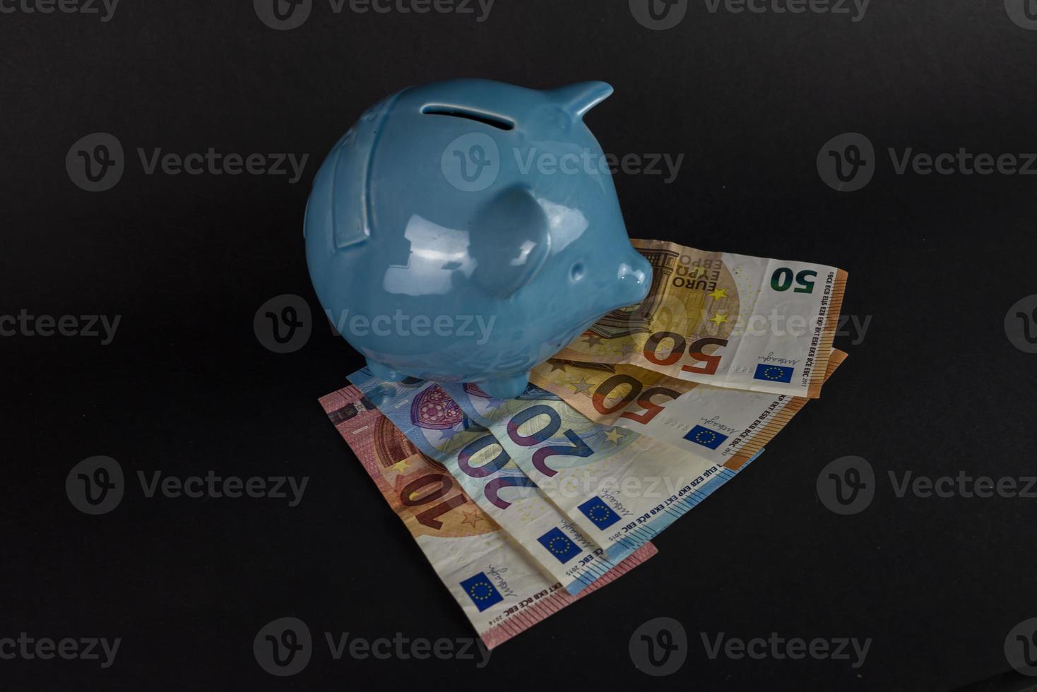 sparen van naio bovenop eurobankbiljetten foto