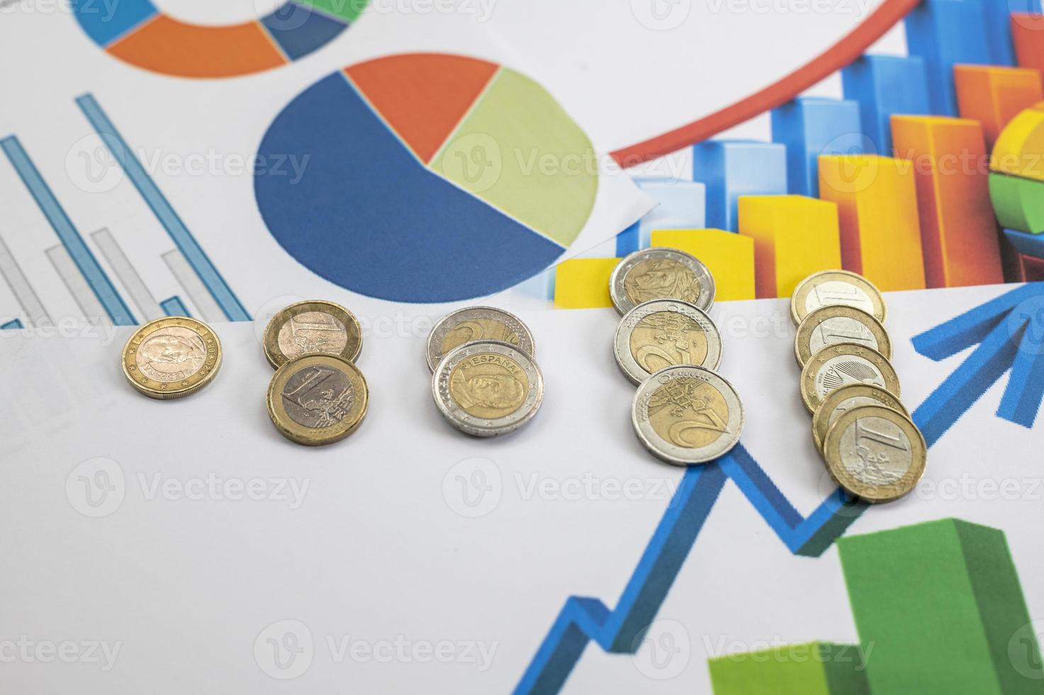verschillende coupures euromunten met statistieken foto
