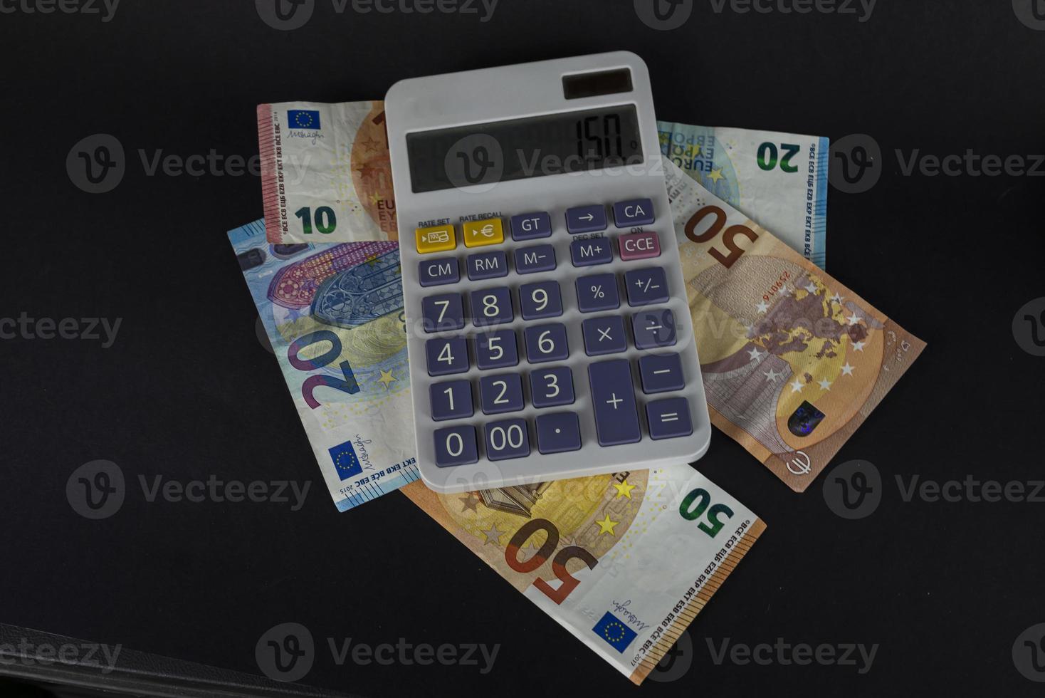 bankbiljetten met rekenmachine om te tellen foto