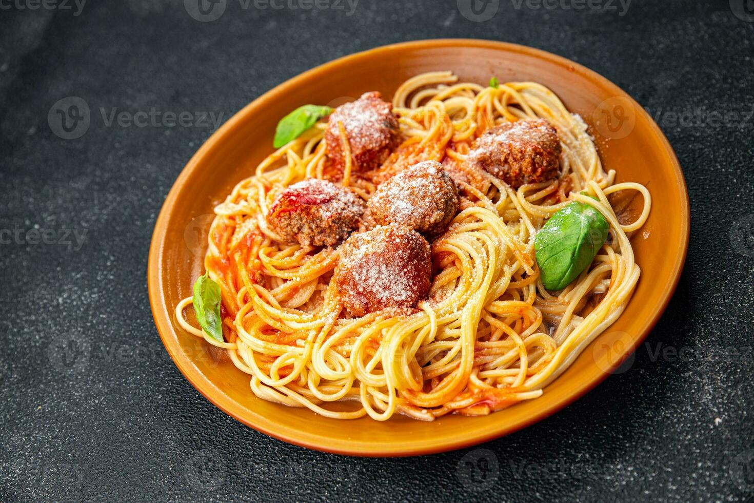 pasta gehaktbal spaghetti tomaat saus geraspt Parmezaanse kaas kaas schotel maaltijd voedsel tussendoortje Aan de tafel kopiëren ruimte voedsel achtergrond rustiek top visie foto