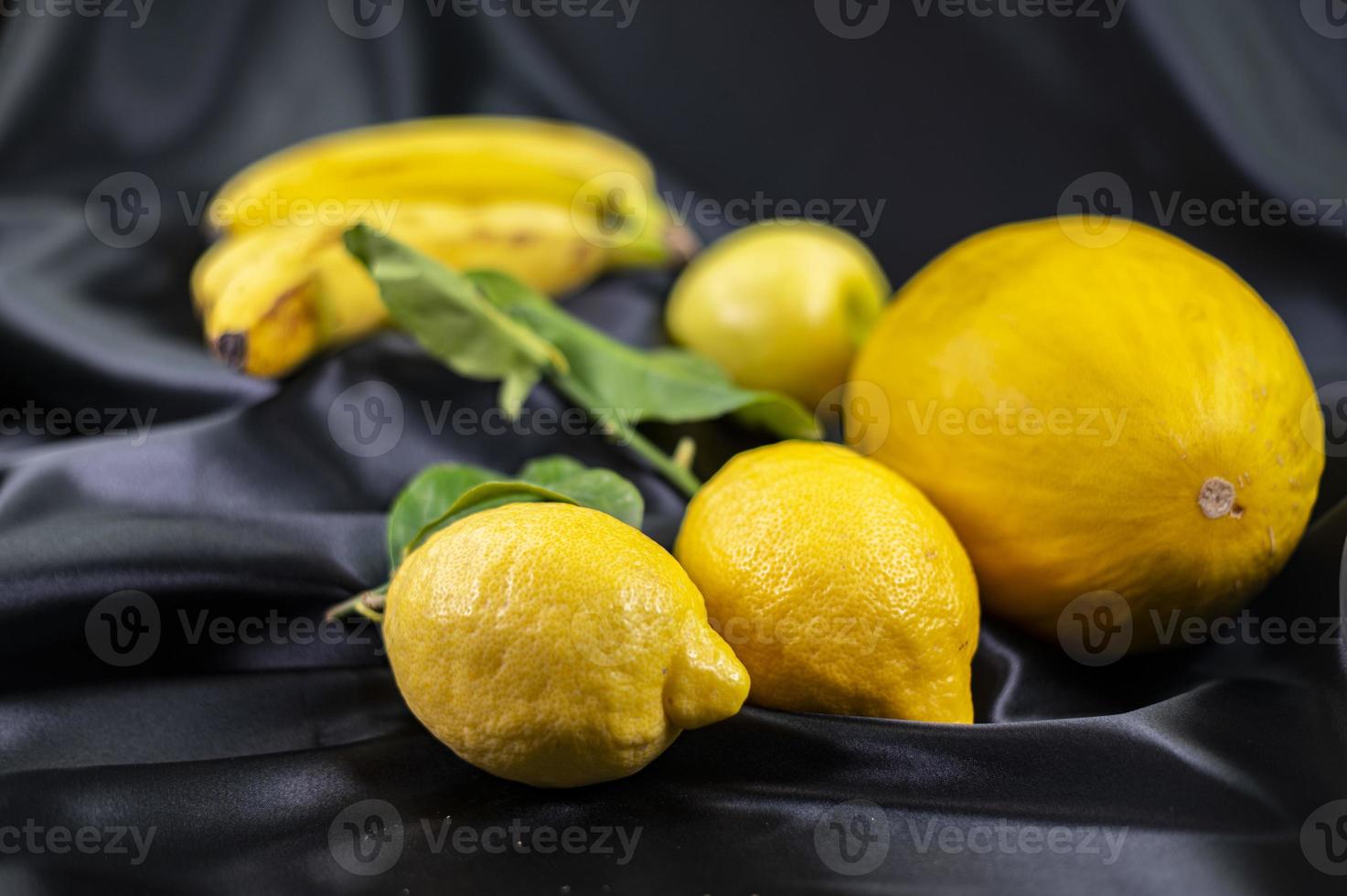 geel fruit op een zwarte achtergrond foto