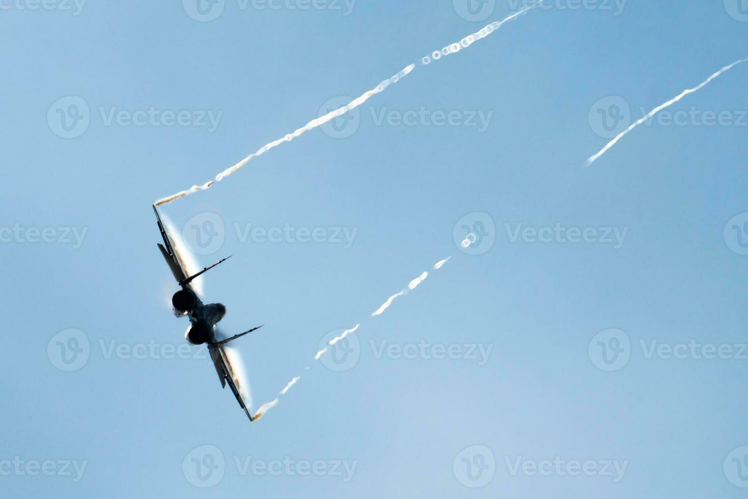 leger vechter Jet vlak Bij lucht baseren. luchthaven en vliegveld. lucht dwingen vlucht operatie. luchtvaart en vliegtuigen. lucht verdediging. leger industrie. vlieg en vliegen. foto